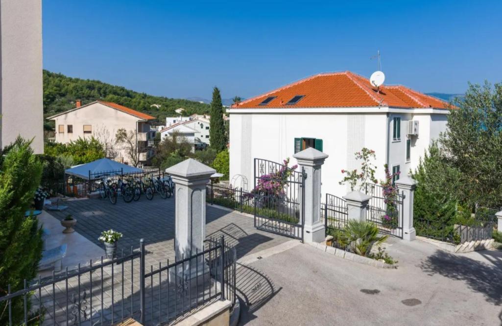 Livia Apartment *